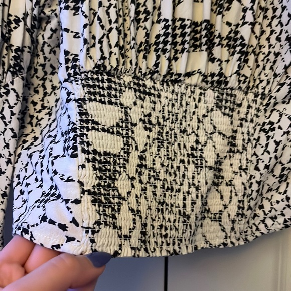 Free People Reptile Skin Patterned Long Sleeve Cropped Blouse Top Button Puff - Picture 8 of 9